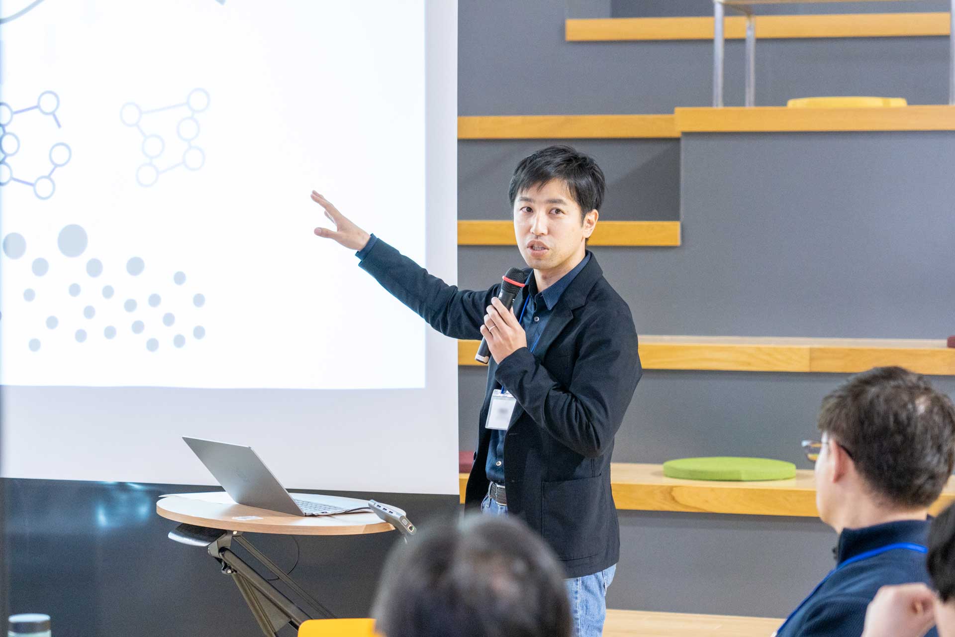 複雑に入り組んだ障壁が解消される「実現可能な未来像」の構築